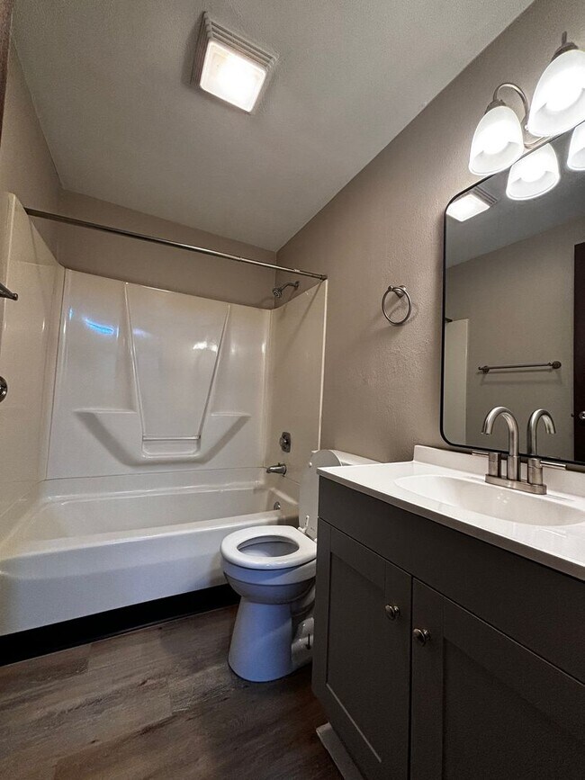 Building Photo - Peaceful West Milton Apartment Living – Sc...