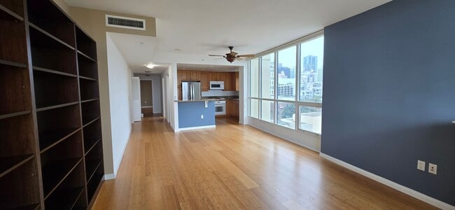 Building Photo - Modern 2 Bed, 2 Bath Condo in the Heart of...