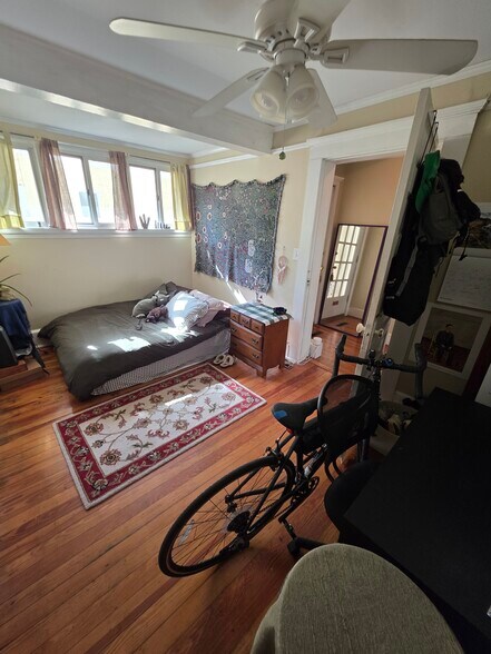 Building Photo - 965 Myrtle St NE