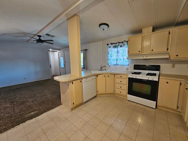 Building Photo - 2 bed/2 bath Manufactured Home in Desirabl...