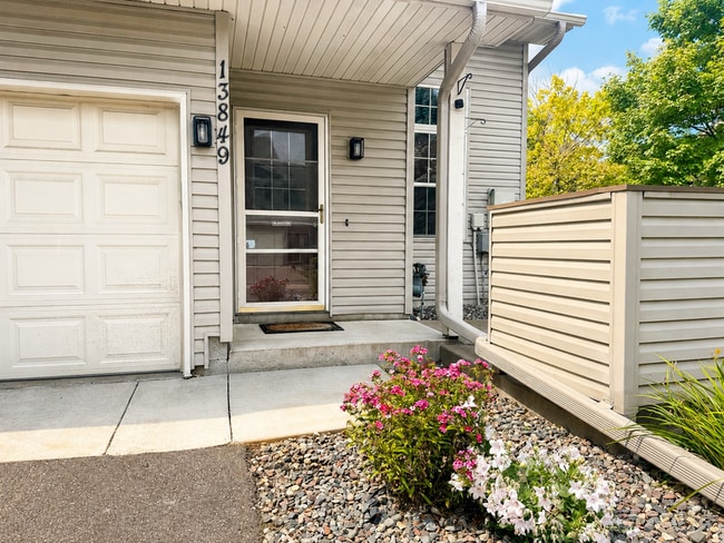Building Photo - 13849 Hyacinth Dr