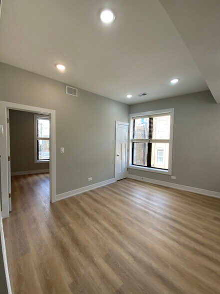 Building Photo - 440 W Belden Ave