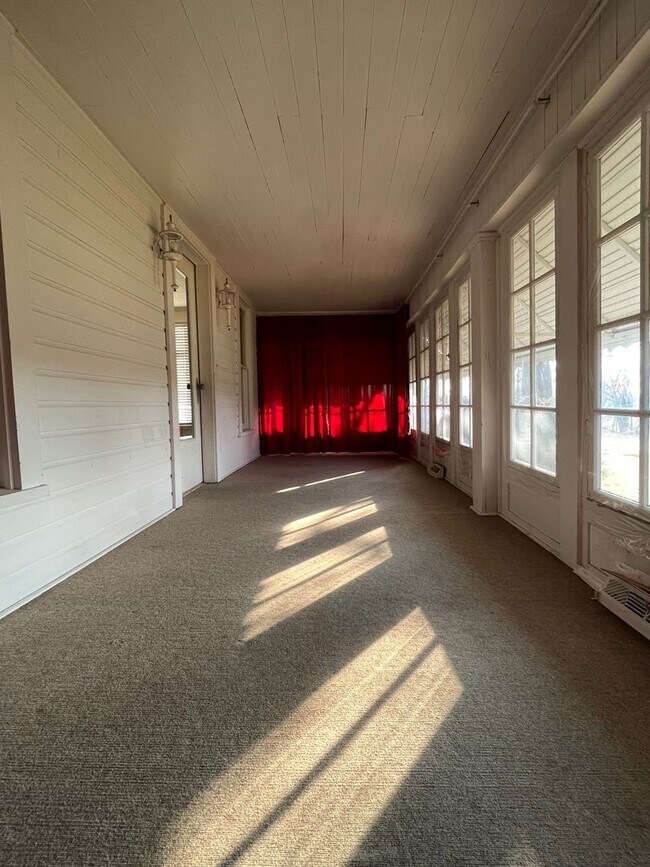 Building Photo - Three Bedroom in Mapleton Local School Dis...