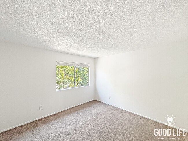 Building Photo - Comfortable 2BD/1.5BA Condo in Riverside with Private Patio, Community Pool & One Car Garage