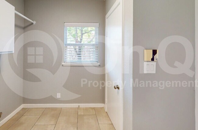 Building Photo - 3014 Tres Logos Ln