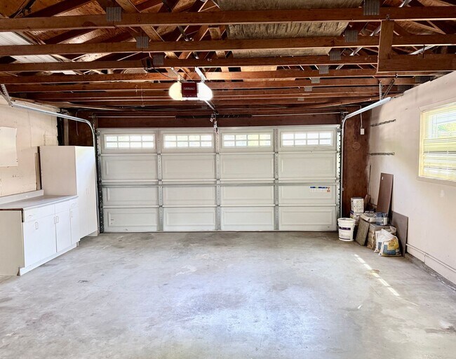 Building Photo - 906 Oak Ridge Dr