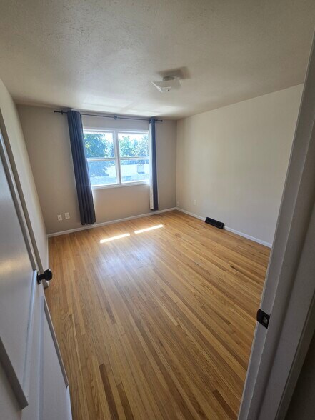 Building Photo - 3010 W Weile Ave