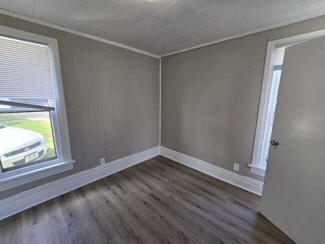 Building Photo - 740 W 11th St