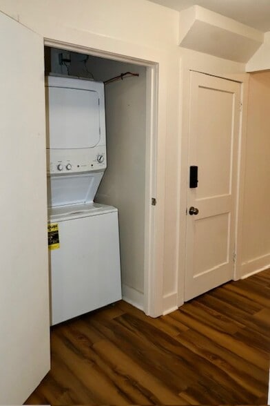 Washer / Dryer in Hall - 85 Court St