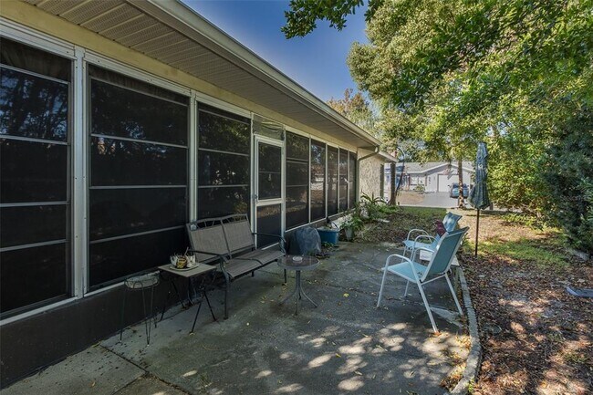 Building Photo - 8015 San Fernando Dr