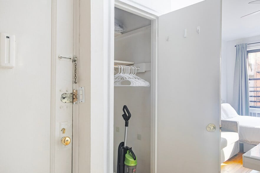 Building Photo - 318 E 80th St