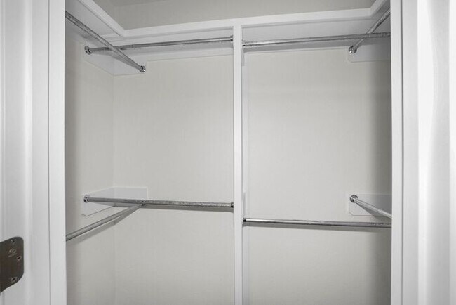 Building Photo - 7624 Woodford Ave