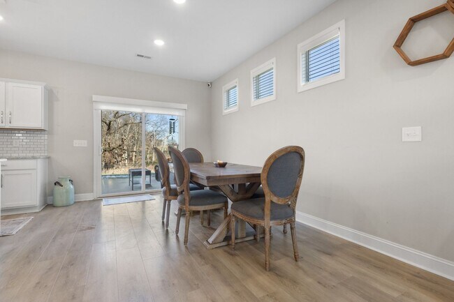 Building Photo - 5 Bedroom Pet Friendly Home For Rent!