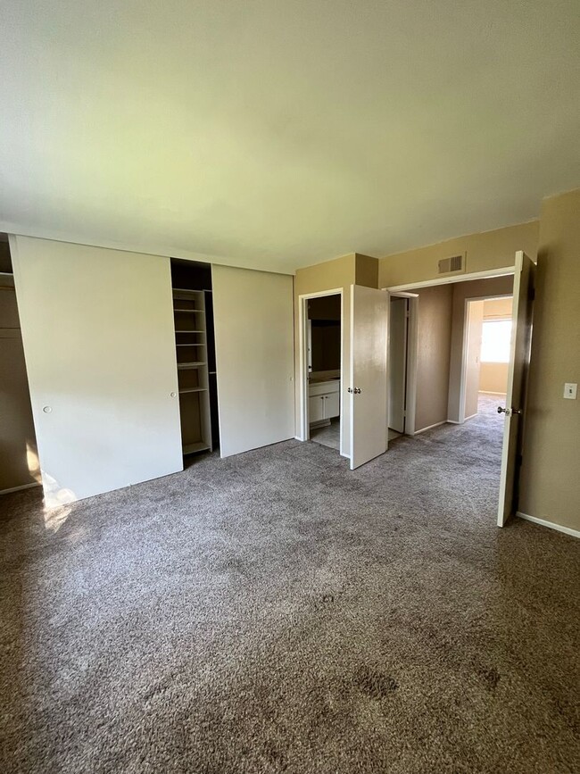Building Photo - Spacious 3-Bedroom Townhome in Beautiful O...