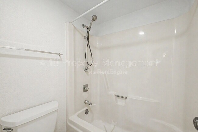 Building Photo - 4050 E Cactus Rd