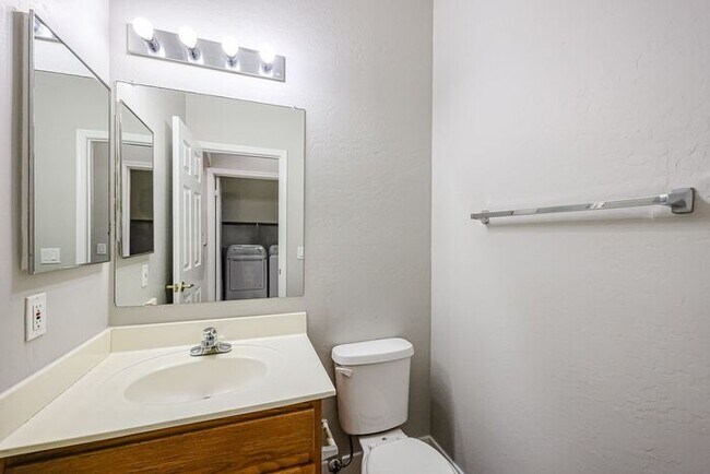 Building Photo - Beautiful 4 Bed 2000+ SFT property in Wind...