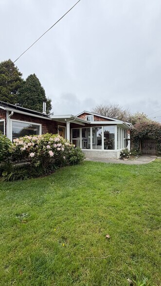 Front walkway and sunroom - 201 6th Ave
