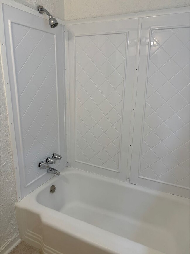 Building Photo - 3 BEDROOM, 1 BATH, 900 SQ FT, GAS HEAT, WINDOW AC