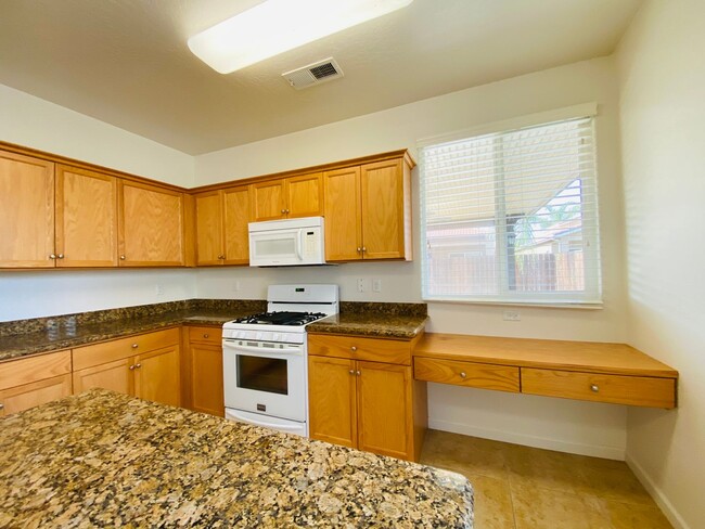 Building Photo - $2,250 International & Chestnut 3 Bed - N....