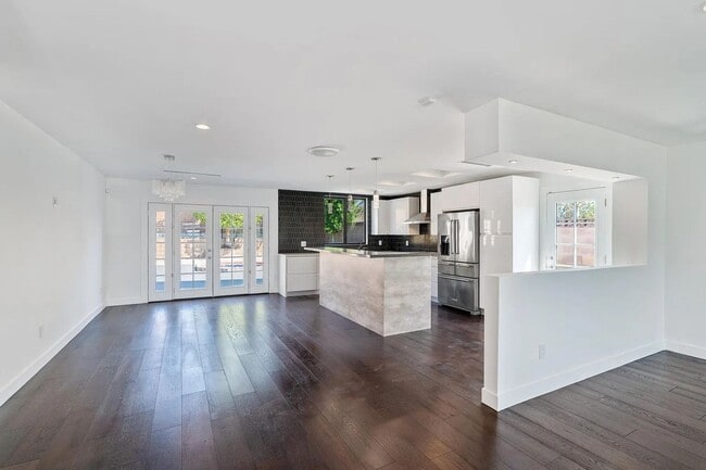 Building Photo - Modern and Spacious 4 Bed + 2.5 Bath Home