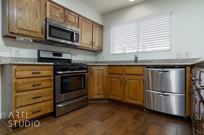 Building Photo - 4 Bedroom 2.5 Bath Home in Creekside Village