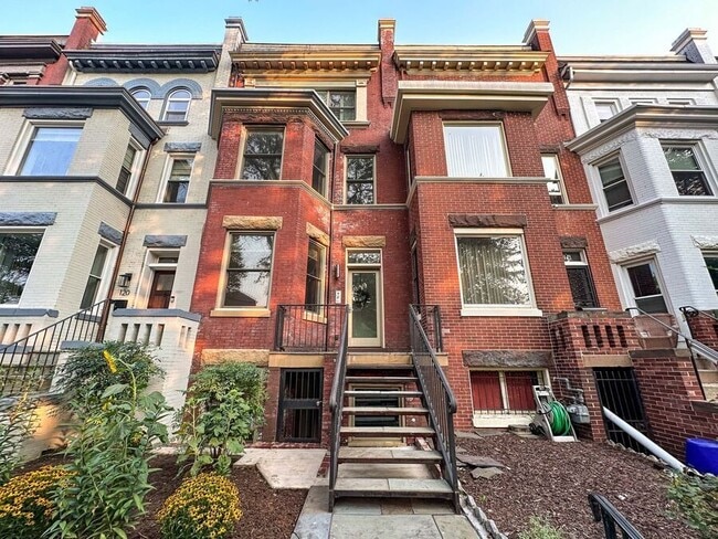 Building Photo - 122 Bryant St NW