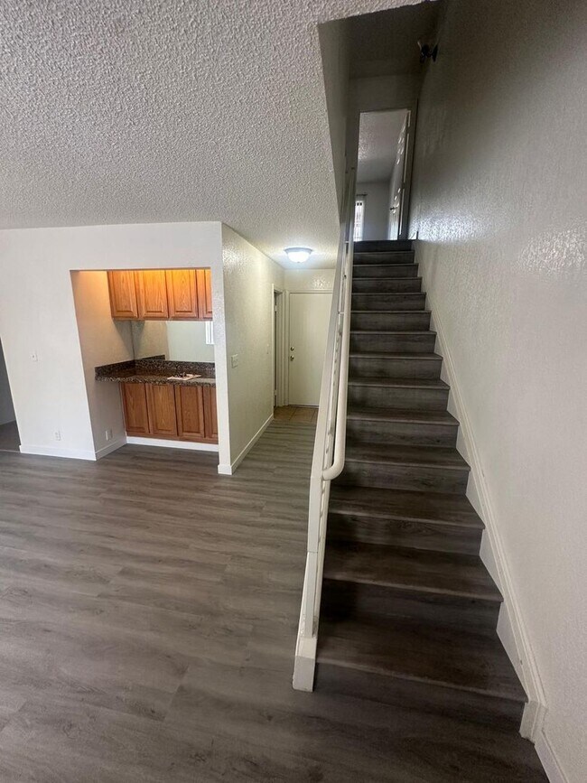 Building Photo - 100 S Crestline Dr