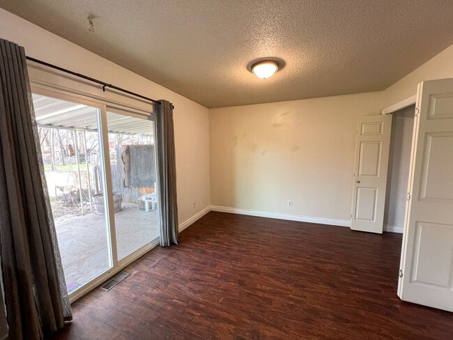 Building Photo - Redlands 3 bed 1.5 bath with yard
