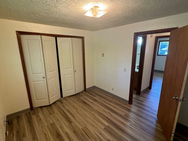Building Photo - 2 Bedroom Duplex in Southwest Eugene