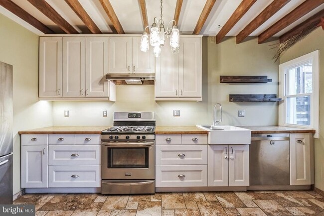 Building Photo - 3434 Ainslie St