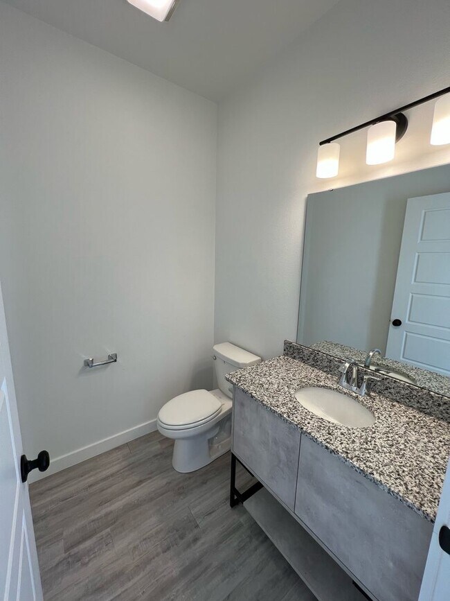 Building Photo - LEASING SPECIAL 1/2 OFF FIRST MONTHS RENT!...