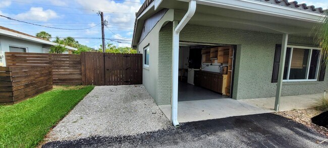 Building Photo - 949 W Royal Palm Rd