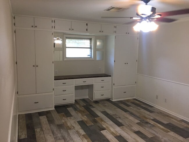 Building Photo - Beautifully renovated 3 bed/3bath near UTMB
