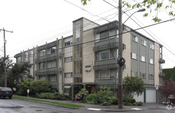 Building Photo - Camelot Apartments