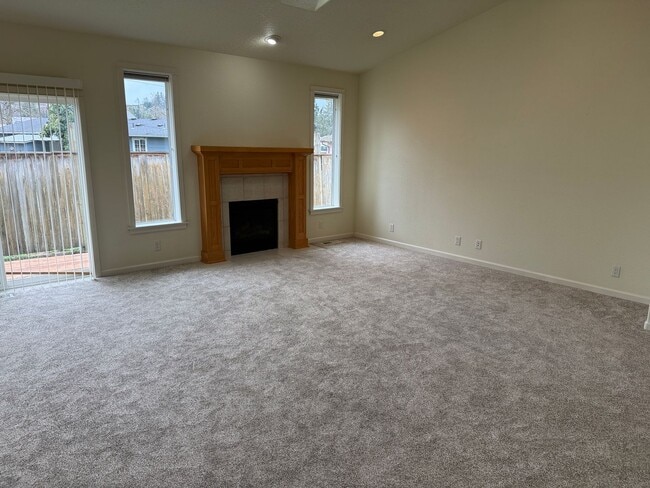 Building Photo - Beautiful 3 bedroom 2 bath house in Cottage Grove!