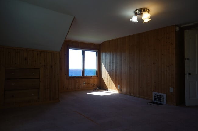 Building Photo - AVAILABLE JUNE - 5 Bed 2 Bath In East Hillside