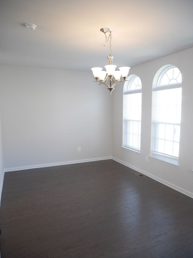 Building Photo - Stunning 3 Bedroom End Unit Townhome