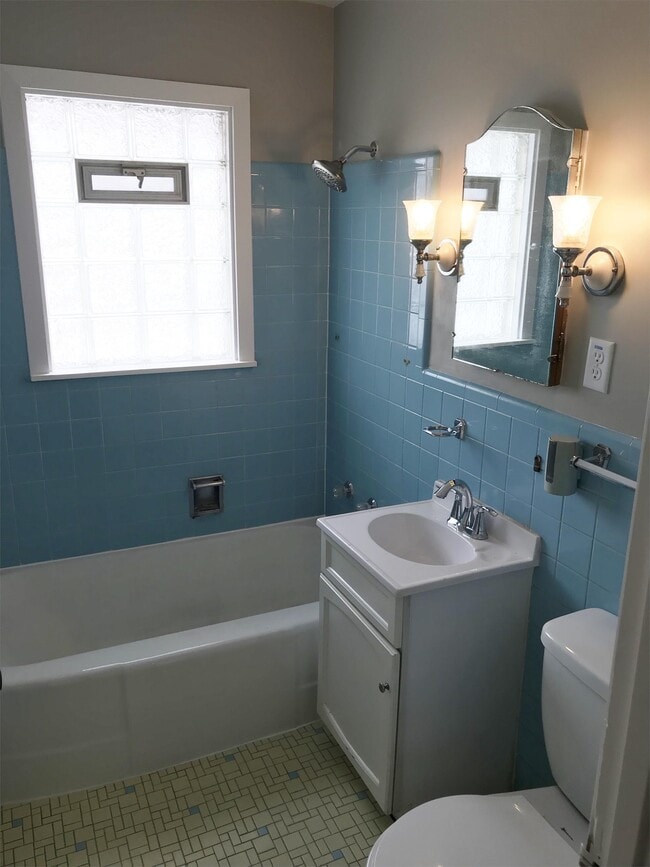 Building Photo - 2735 Marshall St NE