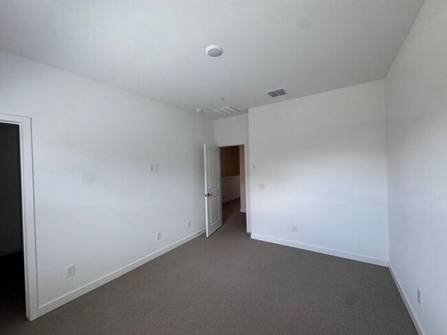 Building Photo - Stunning New 3Beds/2.5Bath Townhome in Pho...