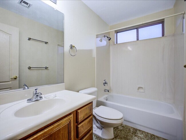 Building Photo - 3 Bedroom 2 Bathroom + Den   Gated Communi...