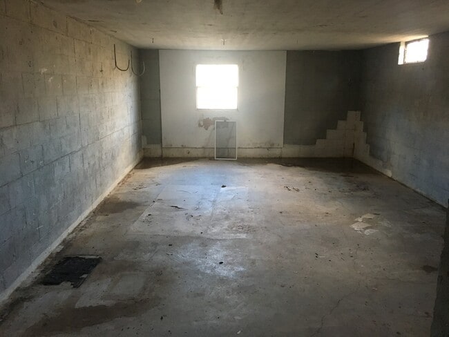 Building Photo - ** NEW CARPET **  NEWLY REMODELED BATHROOM **