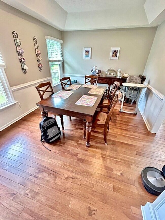 Building Photo - CHARMING HOME IN HIGHLY SOUGHT AFTER NEIGHBORHOOD.