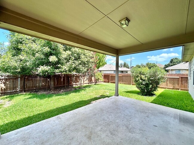 Building Photo - Beautiful & Spacious 3BR/2.5BA One-Level H...