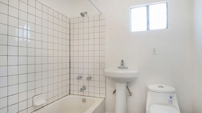 Building Photo - Lemon Avenue Triplex