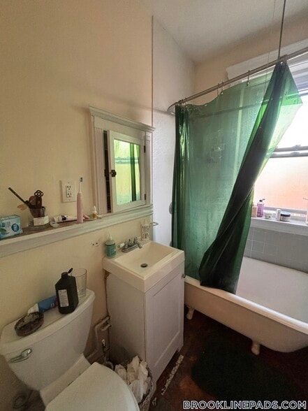 Building Photo - 352 Riverway