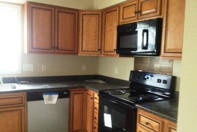 Building Photo - COMING SOON 3 BEDS/2 BATHS!