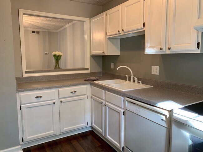 Building Photo - 1 Bed | 1 Bath Condo Near Glenwood - Water...