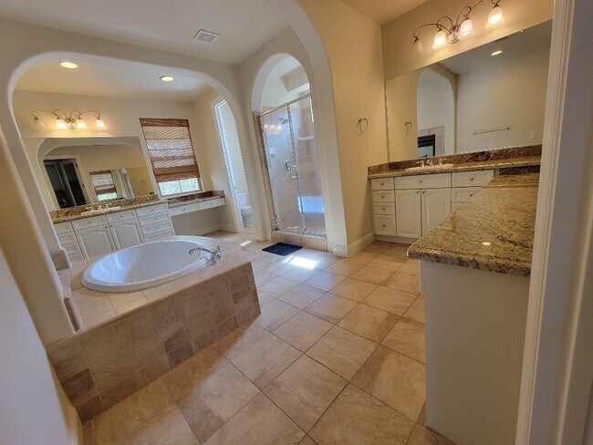 Building Photo - Beautiful 5 bedroom home in Empire Ranch