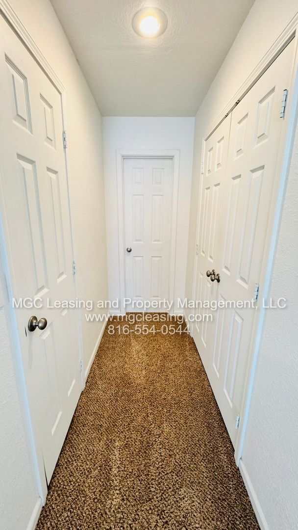 Building Photo - 3 bedroom Duplex with unique floor plan in...
