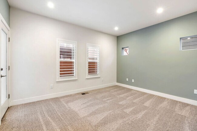 Building Photo - Contemporary Dual Level MidTown Bungalow with Balcony & Garage!